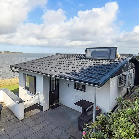 4 Person In Farso-by Traum *