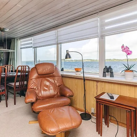 4 Person In Farso-by Traum *